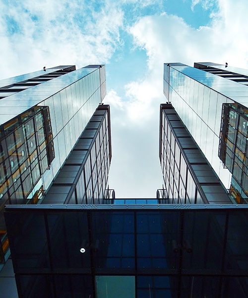 vue en contre-plongée de bâtiments tertiaires concernés par le décret tertiaire