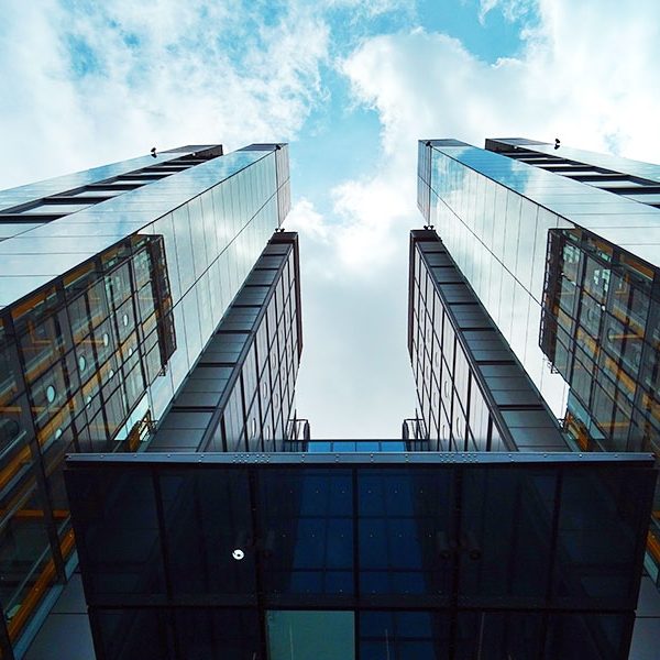 vue en contre-plongée de bâtiments tertiaires concernés par le décret tertiaire